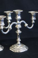 Paire de chandeliers à trois bras de lumière en métal argent… (photo 2)