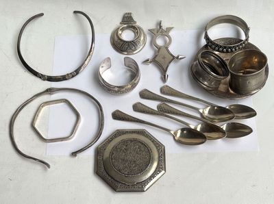 beaucoup d'objets en argent posés sur une table