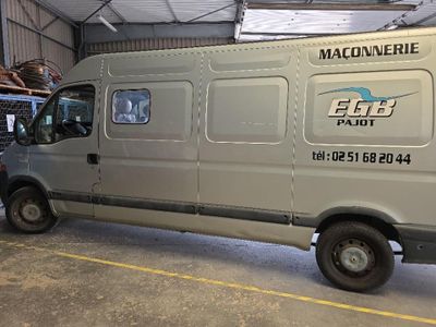 une photo d'une camionnette garée dans un garage