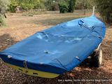 une bâche bleue à l'arrière d'un bateau sur une remorque