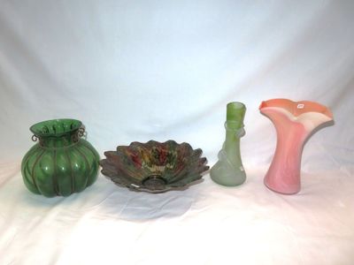 trois vases posés l'un à côté de l'autre sur une table