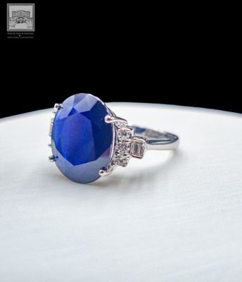 Bague de style Art Déco en or blanc 750°/.(18K), ornée d'un …