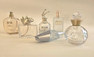 PARFUMS / Ensemble de 6 flacons vides de grandes marques, id…