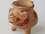 un pot en terre cuite orné d'un cochon