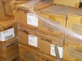 de nombreux cartons empilés les uns sur les autres dans un entrepôt