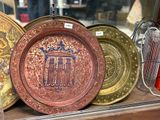 de nombreuses assiettes décoratives exposées dans une vitrine