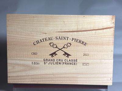 une boîte en bois sur laquelle est collée une étiquette portant l'inscription « Château Saint-Pierre »