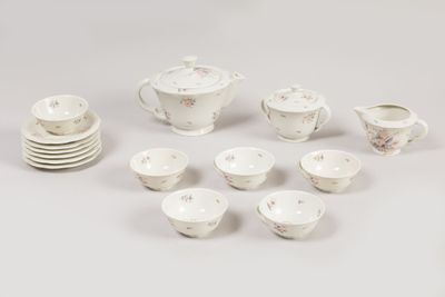 de nombreux types de plats et de tasses sur la table