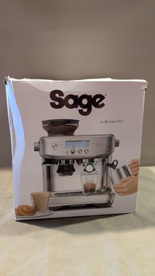 emballage d'une machine à café posée sur une table, avec une tasse de café à côté
