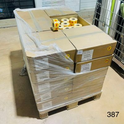 une caisse de rouleaux de papier toilette sur une palette