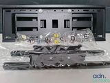 un gros plan sur une télécommande de télévision et une télécommande