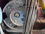 gros plan d'un objet métallique sur une table