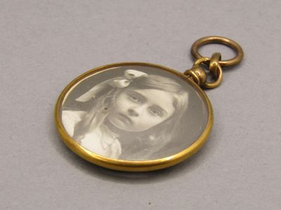 la photo d'une femme dans un tableau, dans un coffre-fort