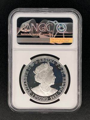 une pièce d'argent à l'effigie de la reine Élisabeth d'Angleterre