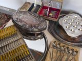de nombreux types d'argenterie disposés sur une table