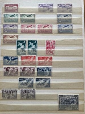 beaucoup de timbres accrochés au mur et posés sur la table