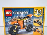 une boîte de jouets Lego Creator posée sur une surface blanche