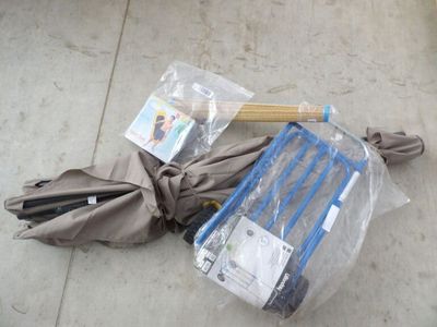 un sac contenant des objets qui se trouvent par terre