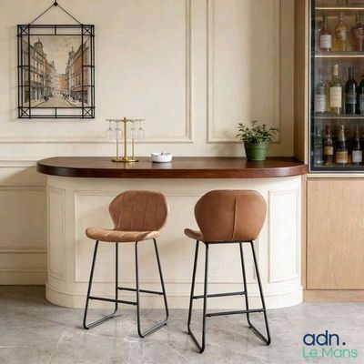 deux tabourets placés devant un bar