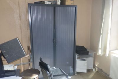 une image représentant une pièce avec une chaise et une armoire