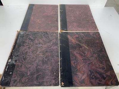 une table recouverte de deux nappes
