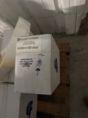 une boîte posée sur une palette