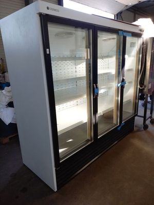 un réfrigérateur muni de deux portes en verre