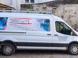 une camionnette garée devant un bâtiment