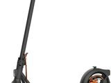 gros plan d'un scooter sur fond blanc