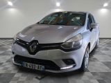 une photo d'une voiture argentée dans un showroom