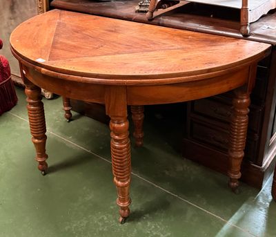 Table demi lune en noyer à cinq pieds tournés.