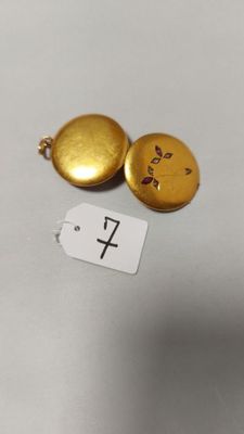 un petit cadenas doré orné d'une croix et muni d'une étiquette