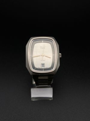 gros plan d'une montre sur une surface noire
