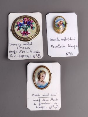 Lot de trois BROCHES en métal doré ornées de médaillons en é…