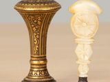 deux petites figurines posées l'une à côté de l'autre sur une table