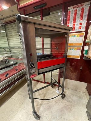 une photo d'un four à pizza professionnel dans un restaurant