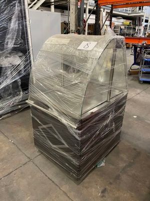 de nombreux morceaux de plastique enroulés autour d'un réfrigérateur dans un entrepôt