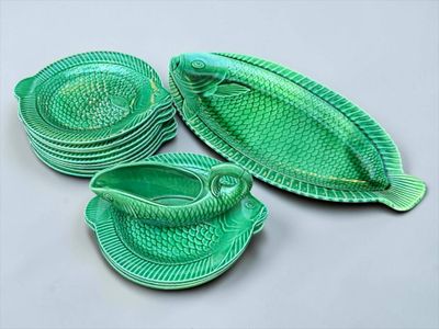 plusieurs assiettes et bols verts ornés d'un motif de poisson