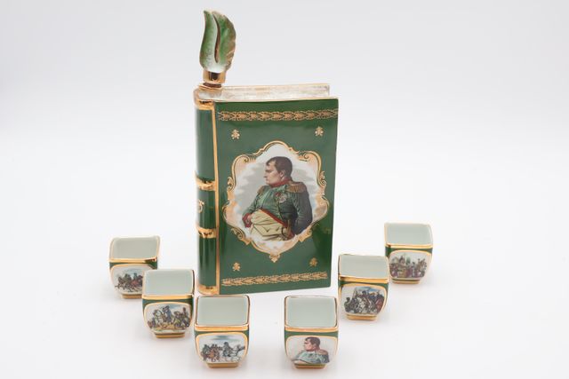 Service à liqueur en porcelaine de Limoges figurant un livre à l’...