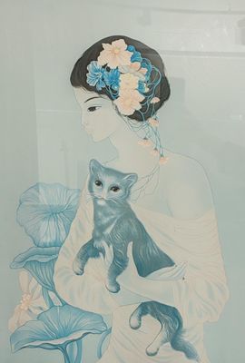 un tableau représentant une femme tenant un chat dans ses bras