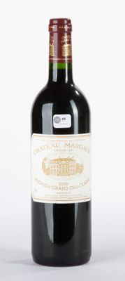 une bouteille de vin rouge avec une étiquette, posée sur une surface blanche