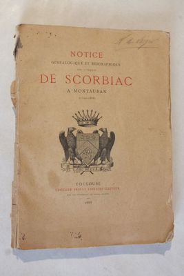 un vieux livre avec l'image d'un blason