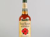 une photo d'une bouteille de bourbon « Four Roses » posée sur une table