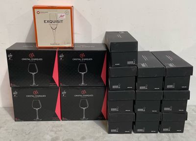 Plusieurs cartons de verres à vin sont empilés les uns sur les autres