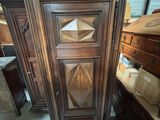 une grande armoire en bois munie d'une porte vitrée