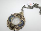 une photo d'un collier sur lequel figure le portrait d'une femme