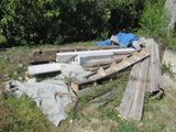 un tas de bois posé dans l'herbe