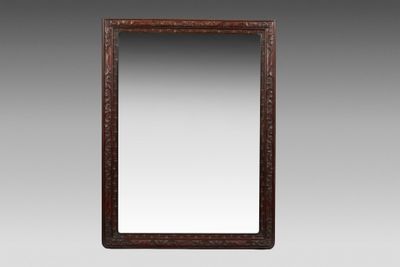 un grand miroir ancien en bois sculpté, doté d'un cadre sculpté