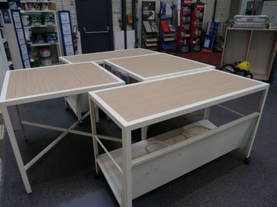 deux tables placées au milieu d'une pièce