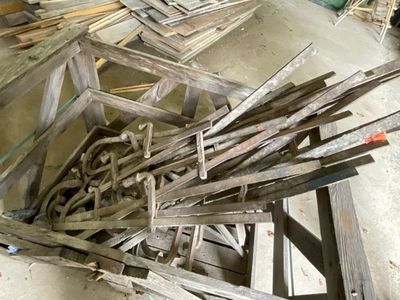de nombreuses pièces de bois empilées les unes sur les autres